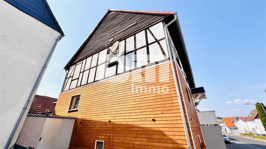 Umfangreich saniertes Fachwerkhaus mit 2 Terrassen, PV-Anlage und Nebengebäude - Seitenansicht